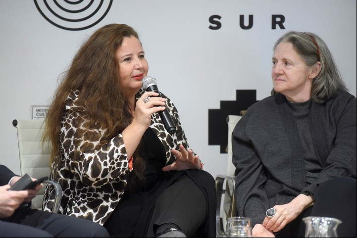 Voluspa Jarpa, artista chilena y Estrella de Diego, escritora y curadora espan~ola durante la presentación de la quinta edición de BienalSur. Foto: gentileza Bienalsur.
