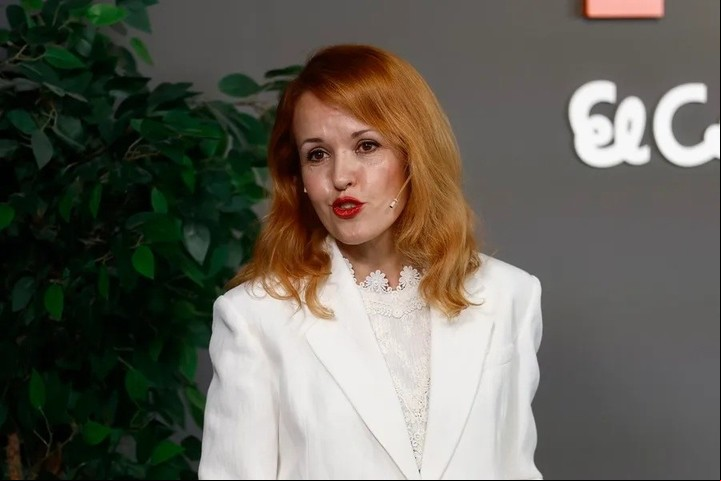 La escritora y dramaturga Vanessa Montfort interviene tras recibir el Premio Primavera de Novela por su obra ‘La Toffana’. EFE/Rodrigo Jiménez