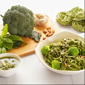Fideos de espinaca con brócoli y pesto
