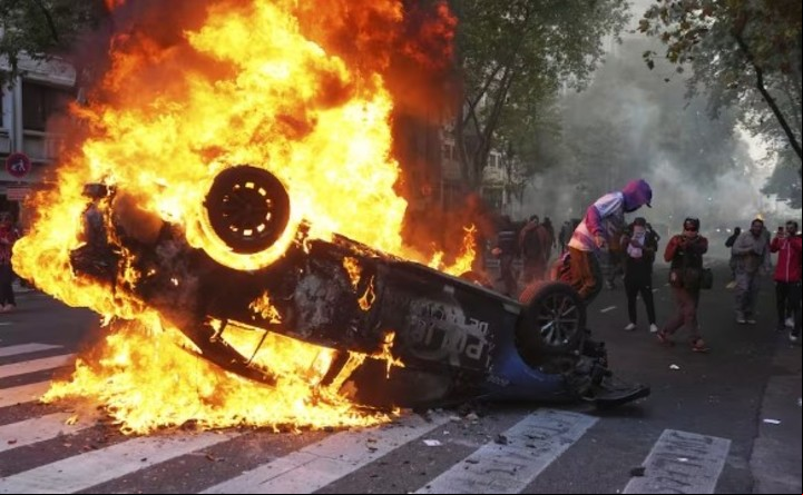 El patrullero incendiado durante la marcha al Congreso.