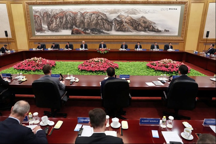 Xi Jinping, líder chino, organizó una reunión con empresarios extranjeros en el Gran Salón del Pueblo de Pekín el mes pasado, animándoles a invertir en China. Foto Florence Lo/Reuters