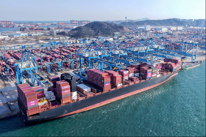 Grúas descargan contenedores de un barco en el puerto de Qingdao, provincia de Shandong, al este de China. Foto AFP