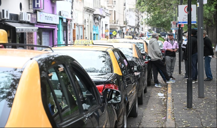 Extensas filas de taxis en la Ciudad de Rosario.
