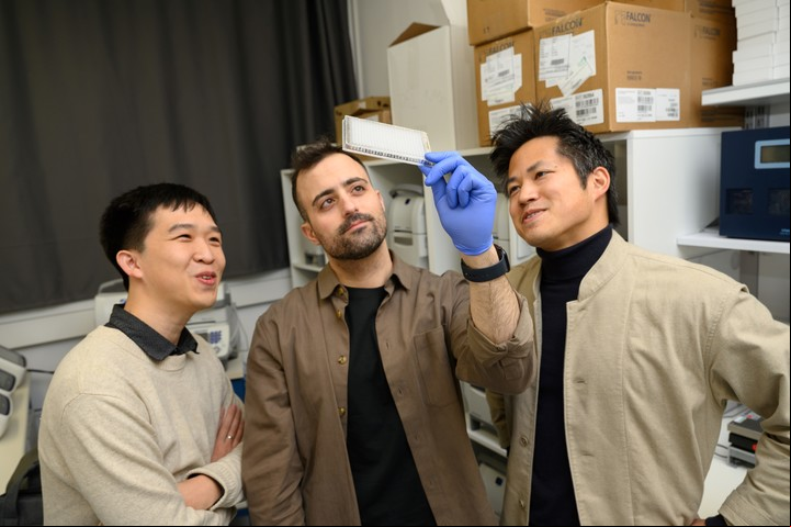 Ken Xie, Fadi Sheban y Truong San Phan, en el laboratorio del Weizmann.
