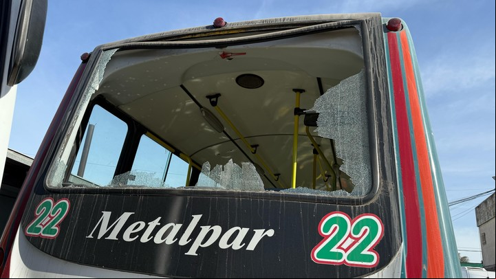 La luneta de uno de los colectivos apedreados, destrozada. Foto gentileza La Nueva