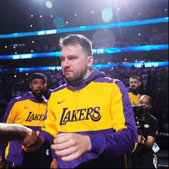Luka Doncic, colosal: regresó a Dallas con la camiseta de Lakers, lloró en la previa con un video y se vengó de su ex equipo con 45 puntos