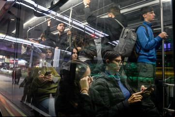 En el Conurbano los autos de aplicación tienen bastante demanda, gente en las paradas y persianas levantadas