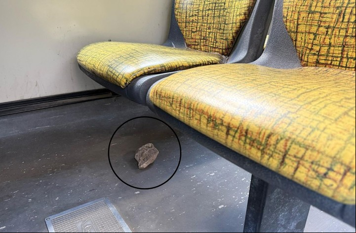 La piedra usada para atacar uno de los colectivos, aún adentro de la unidad. Foto gentileza La Nueva