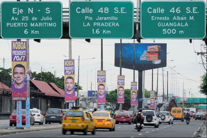 Carteles de propaganda de Daniel Noboa, en una avenida de Guayaquil, Ecuador, este viernes. Foto: AP