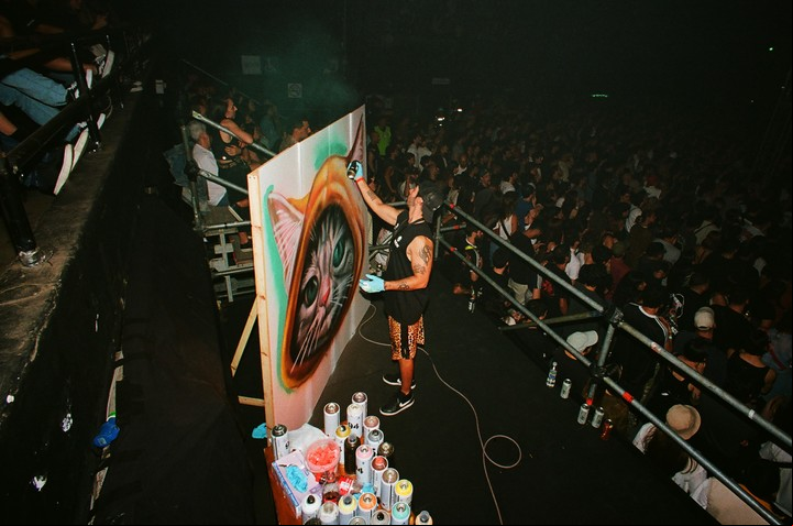 Un artista plástico pintando en vivo durante una Cindy Cats Session. Foto de prensa gentileza Irish Suárez