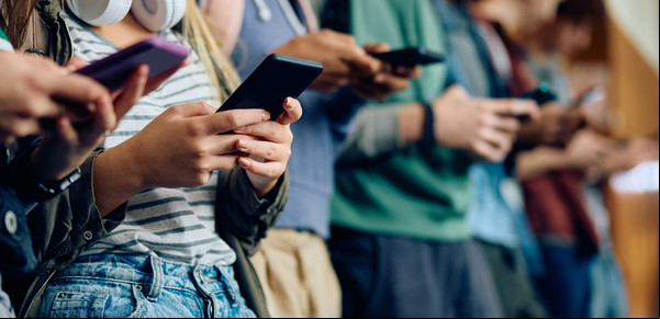 Desde el primer televisor color al celular, así las pantallas atraviesan nuestros vínculos
