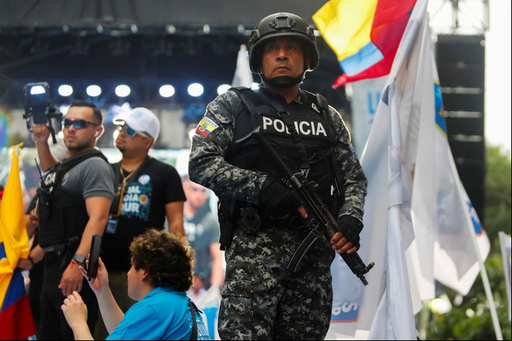 Un policía vigila durante el cierre de campaña de Luisa González en Guayaquil, el jueves. Foto: EFE