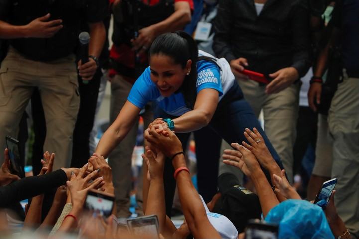 Luisa González busca la revancha frente al actual presidente de Ecuador, Daniel Noboa, en el balotaje de este domingo. Foto: EFE