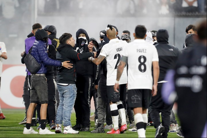 El partido entre Colo Colo y Fortaleza arrancó con el estadio lleno, pero se suspendió a los 72 minutos. FotoEFE/ Osvaldo Villarroel