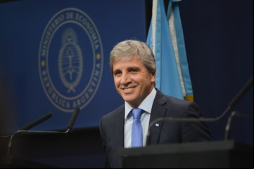 Con más dólares en el bolsillo, ahora Caputo apuesta a sobrevaluar el peso