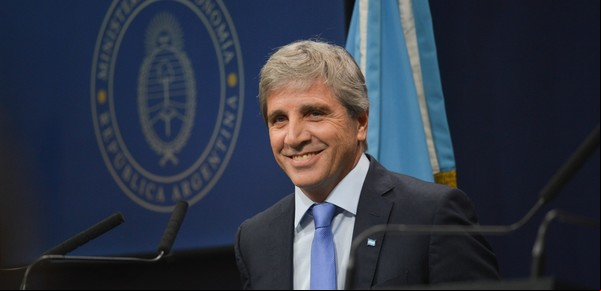 Con más dólares en el bolsillo, ahora Caputo apuesta a sobrevaluar el peso