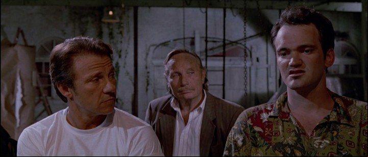 Una escena de Perros de la Calle con Quentin Tarantino (derecha), Harvey Keitel (izquierda), y Edward Bunker en el medio, actor y novelista, interpretando el personaje de Señor Azul.