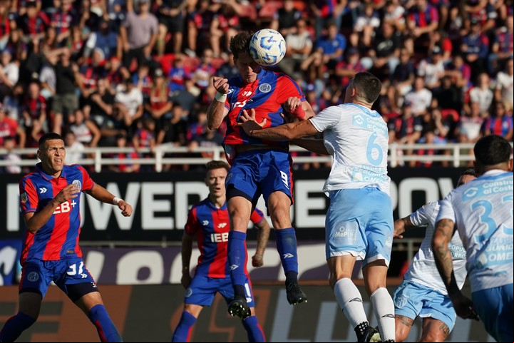 El cabezazo al gol de Vombergar. Foto: Emmanuel Fernández.