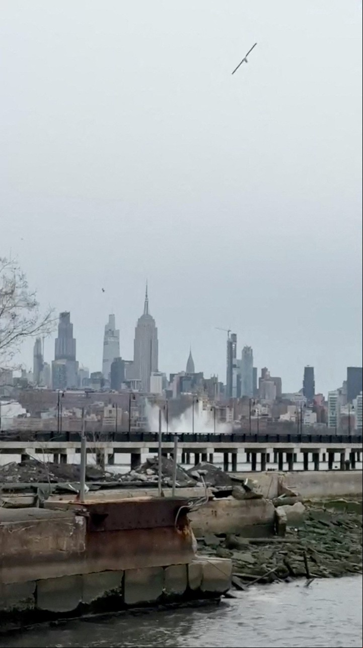 El estallido en las frías aguas del Río Hudson cuando parte del helicóptero se estrelló. (Foto: Reuter)