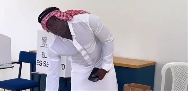 Luego de lucir un traje rosa para enfrentar a River, Segundo Castillo fue a votar en Ecuador vestido de árabe