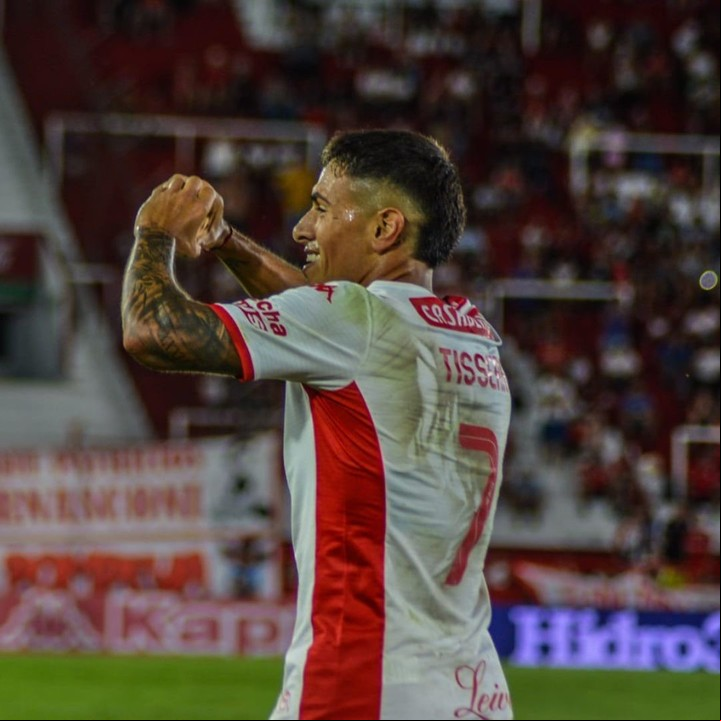 Matías Tissera festeja uno de sus dos goles en el Globo, donde llegó este año y jugó diez partidos.
