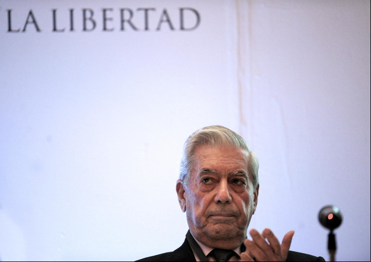 El escritor peruano Mario Vargas Llosa en el foro internacional "El desafío latinoamericano: Libertad, Democracia, Propiedad y Lucha contra la Pobreza" en Caracas, en 2009. AFP PHOTO/Juan BARRETO
