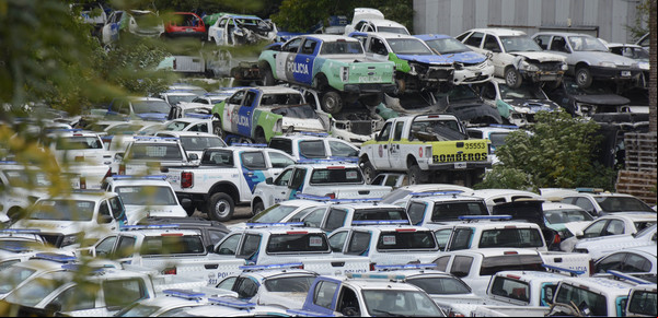 El cementerio de autos de la Bonaerense: más de 4.000 patrulleros amontonados con apenas tres años de uso