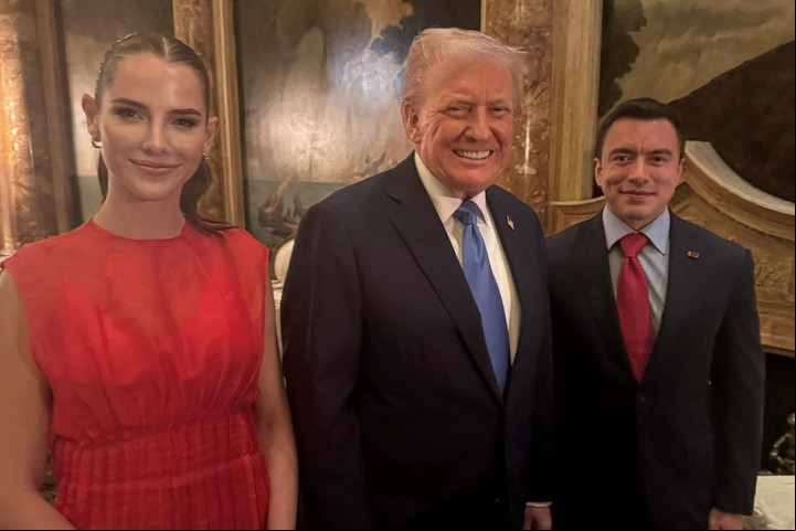 Daniel Noboa junto a Trump y su esposa, Lavinia Valbonesi. Foto: EFE
