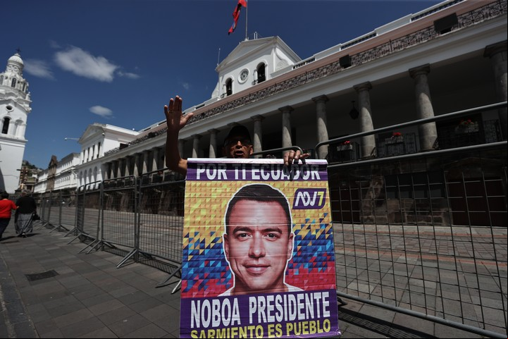 Un simpatizante del presidente de Ecuador, Daniel Noboa, celebra los resultados de las elecciones presidenciales este lunes, en los exteriores del Palacio de Gobierno, en Quito (Ecuador). Foto EFE