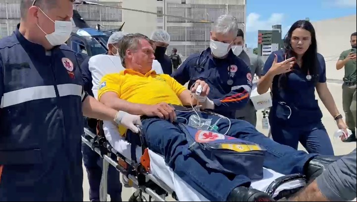 Bolsonaro es trasladado en una camilla el viernes, en Natal. Foto: EFE