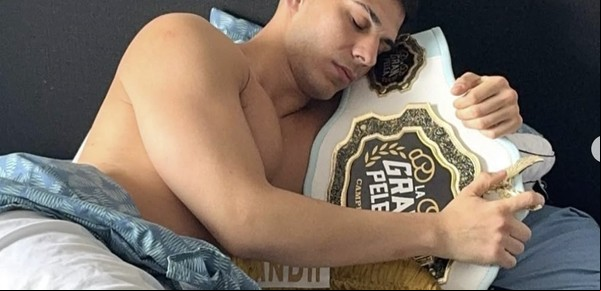 El influencer que se disfrazó de barrendero para colarse al Lollapalooza se entrena para los Oscar