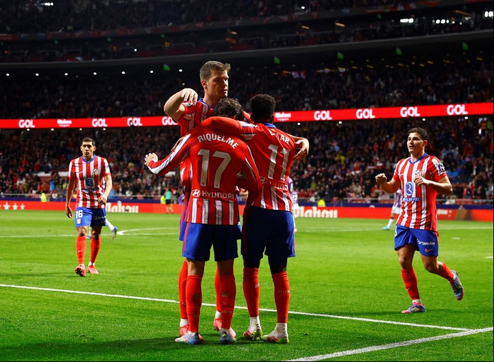 Los jugadores de Atlético Madrid festejando una necesitada victoria ante Valladolid. Foto: REUTERS / Susana Vera.