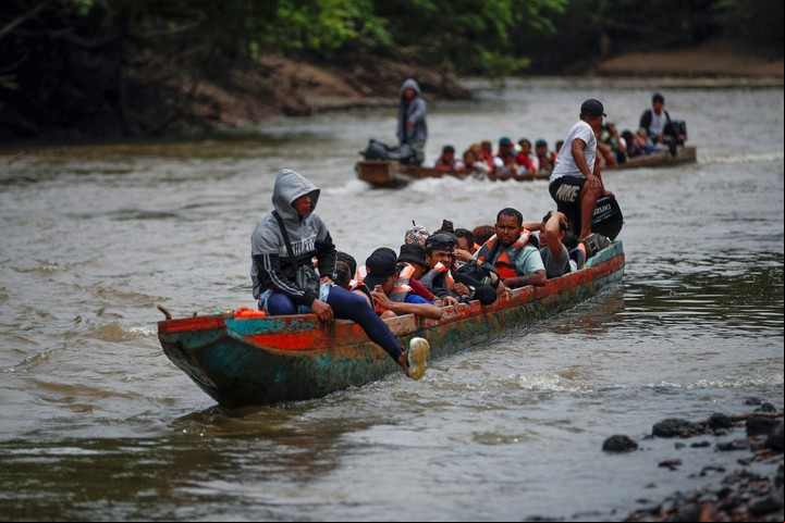 Migrantes llegan en canoas a la Estación Temporal de Recepción Migratoria (ETRM) en Lajas Blancas en Darién (Panamá). Foto EFE