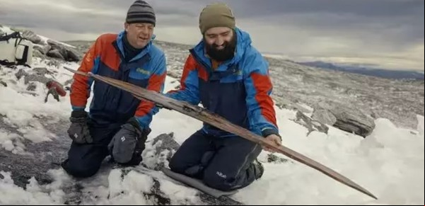 Encontraron en un glaciar noruego un esquí de época anterior a los vikingos
