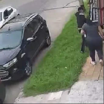 Video: las dramáticas imágenes de un violento y múltiple robo en Villa Luzuriaga