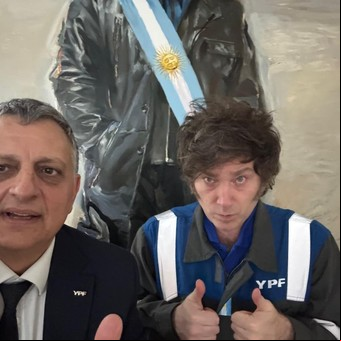 Javier Milei y sus medidas, EN VIVO: la foto del Presidente con el mameluco de YPF, tras confesar que lo usa para trabajar en Olivos