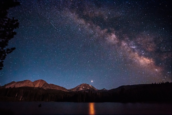 El bólido ingresó a la atmósfera terrestre con tanta velocidad que se calentó hasta explotar, durante la lluvia de estrellas. Foto: Shutterstock.