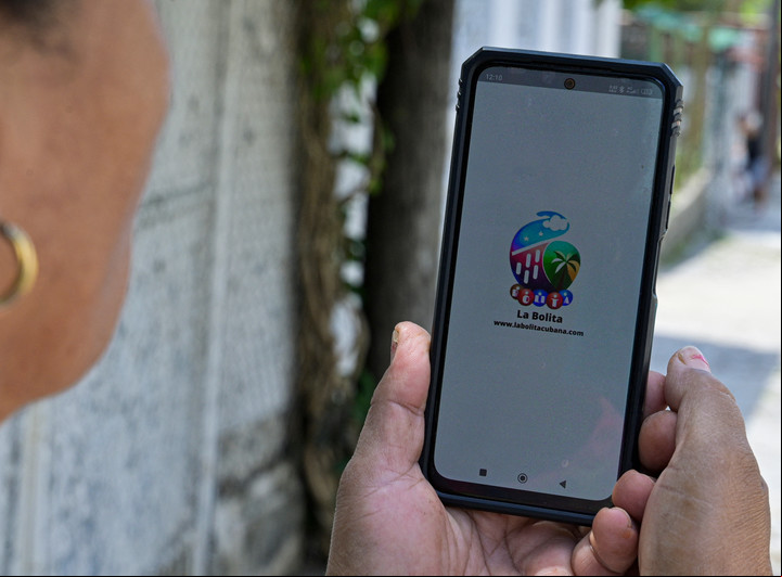 La bolita, una lotería clandestina que multiplica sus seguidores en medio de una fuerte crisis económica, ha sobrevivido a 66 años de prohibición en la isla comunista. Foto AFP