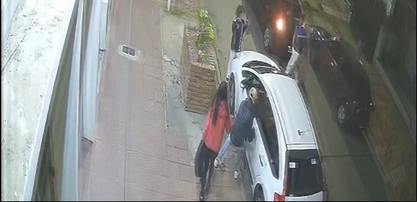 Conurbano caliente: le roban el auto a una mujer frente a su hija de 9 años