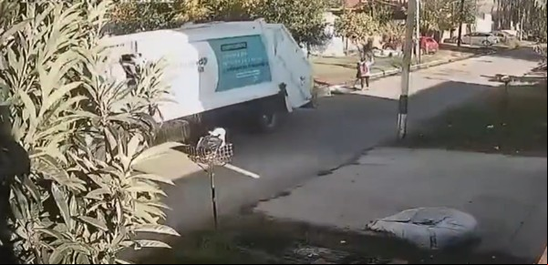 El chofer que manejaba marcha atrás un camión de basura y mató a una barrendera quedó detenido: "Actitud temeraria"