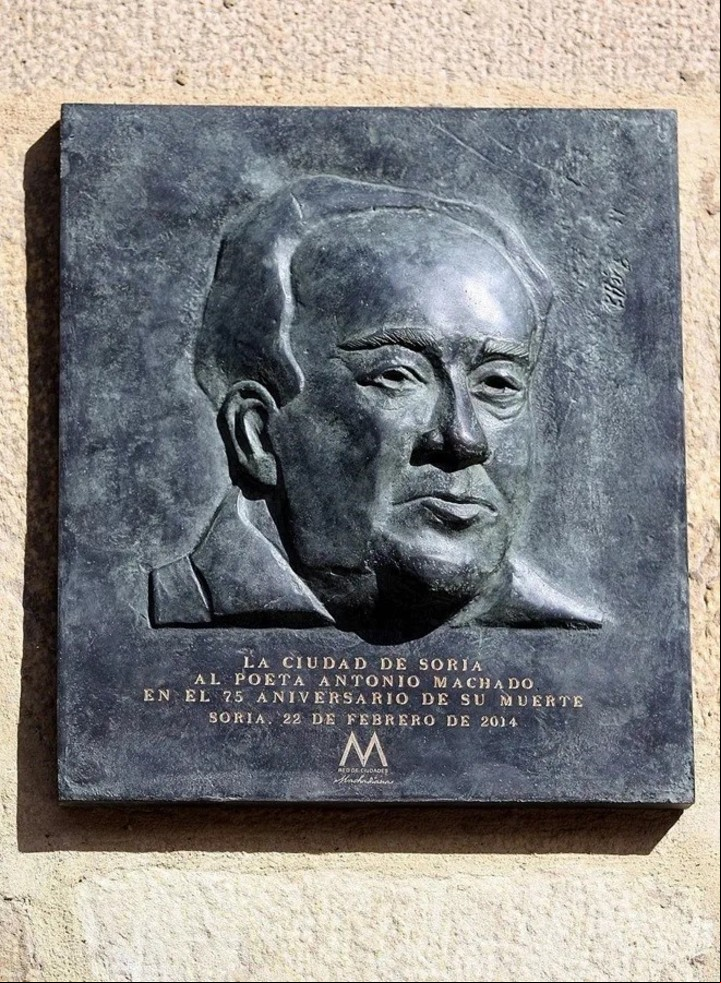 Placa con la efigie en bronce de Antonio Machado, colocada en la que fue Casa del Común en Soria. EFE/Wifredo Garcia