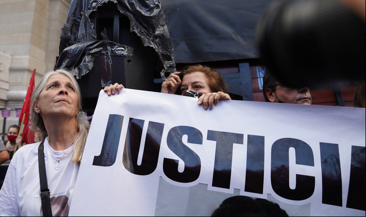 Patricia frente a Tribunales, en en la marcha Ni Una Menos de 2021. Foto: Rafael Mario Quinteros / Archivo