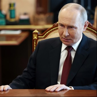 Vladimir Putin ordena una "tregua de Pascua" en Ucrania, pero Kiev advierte que no se puede confiar