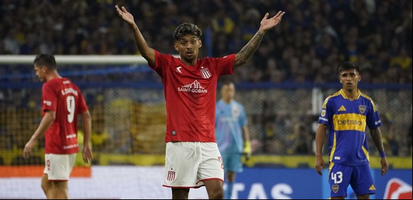 Cristian Medina, silbado e insultado por los hinchas de Boca: erró un gol casi hecho para Estudiantes y vivió una noche para el olvido