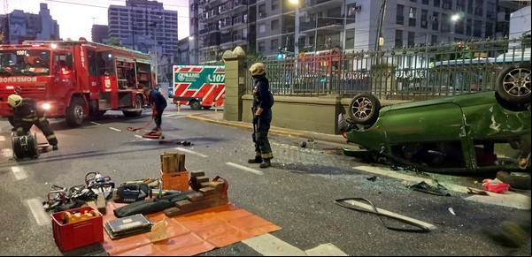 Impactante vuelco en Caballito: un Twingo con seis ocupantes chocó contra el muro del subte en Primera Junta y quedó dado vuelta