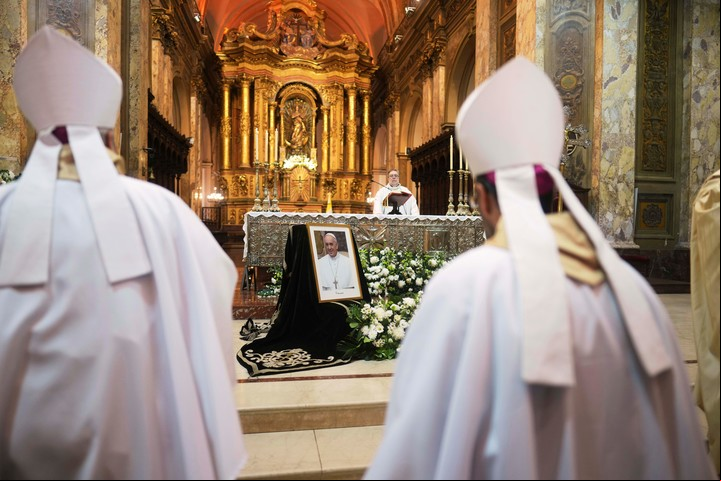 Obsipos durante la misa en la catedral de Buenos Aires. Foto: AP