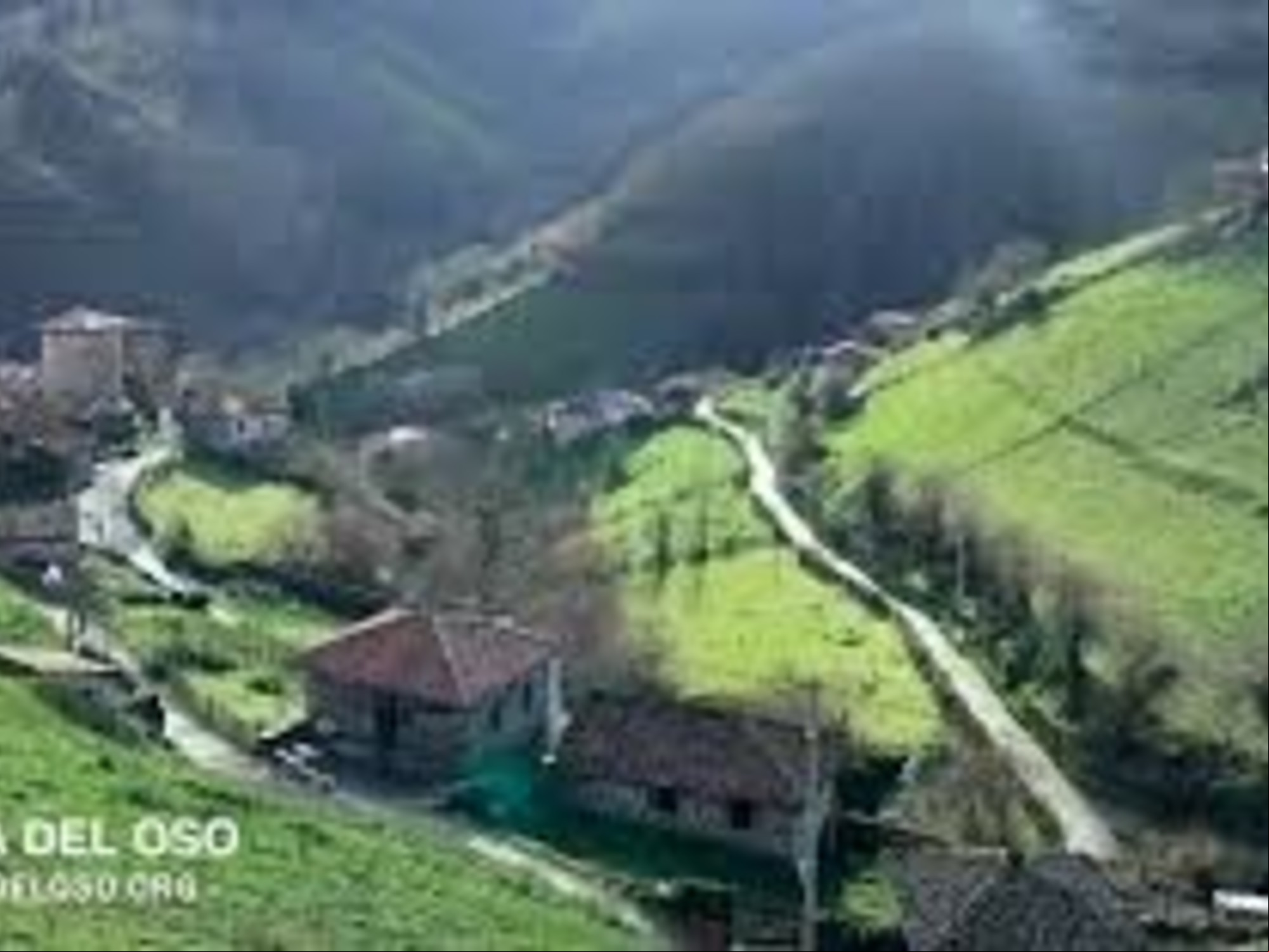 Bandujo, pueblo medieval de Asturias en medio de la naturareza. En verano, cientos de visitantes caminan por la Senda del Oso.
