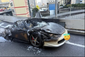 Ahorró durante 10 años para comprar una Ferrari y se le incendió en la primera salida 