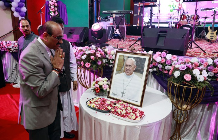 Memorial en honor al Papa en Nueva Delhi. Foto: EFE