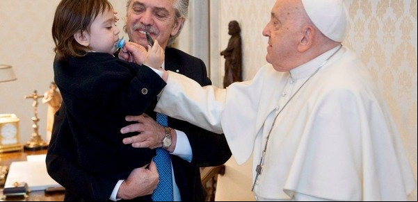 Con otra foto junto a su hijo, Alberto Fernández despidió al Papa Francisco: "Lloro en silencio"